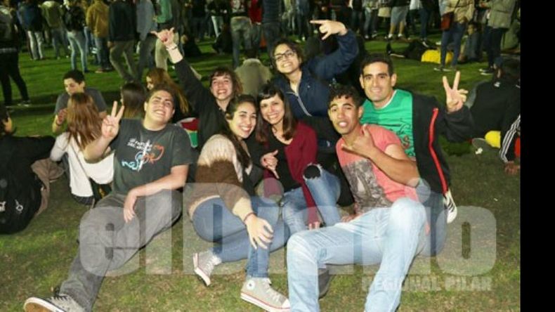 Los fanáticos coincidieron en que fue un gran recital de Las Pastillas del Abuelo y que la lluvia fue solo un condimento que tampoco quiso quedarse afuera de la fiesta de la música el sábado en la noche..