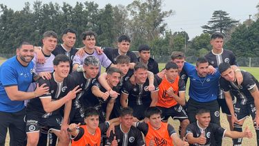 EQUIPO. La Tercera de Real Pilar festeja un nuevo triunfo que lo deja cerca de la cima.