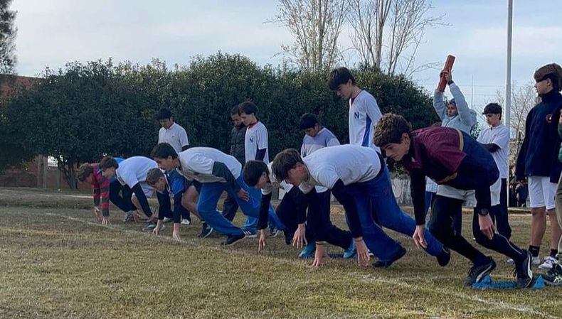 LARGADA. Las competencias de velocidad fueron el atractivo en el polideportivo.