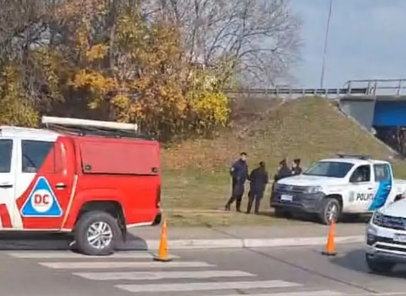 Defensa Civil y Policía de Escobar trabajan en el cruce de la Panamericana y ruta 25.