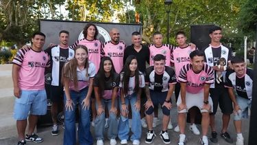 PILCHA A ESTRENAR. Los jugadores y las jugadoras de Real Pilar lucieron la nueva camiseta que utilizarán en esta temporada de AFA.