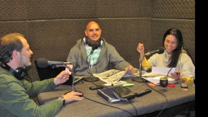 Gustavo Giacomo, Aníbal Mon y Andrea Ubeira en el estudio de FM Plaza..