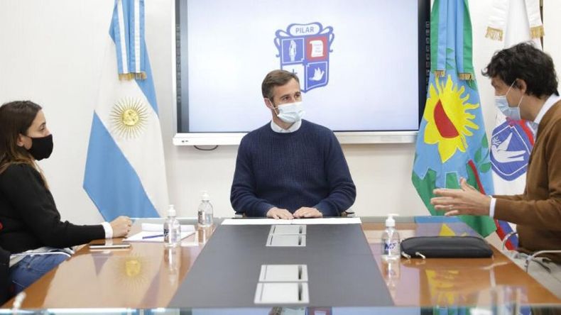 EQUIPO. Achával se reunió con sus flamantes funcionarios para planificar el trabajo..