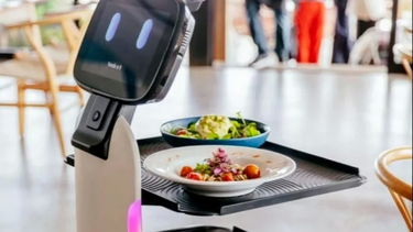 Un mozo robot ya levanta pedidos en Punta del Este