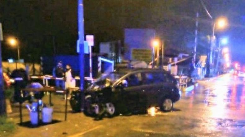 ESCENA. El Suran chocó contra el vagón, rebotó y terminó impactando una columna de alumbrado. .