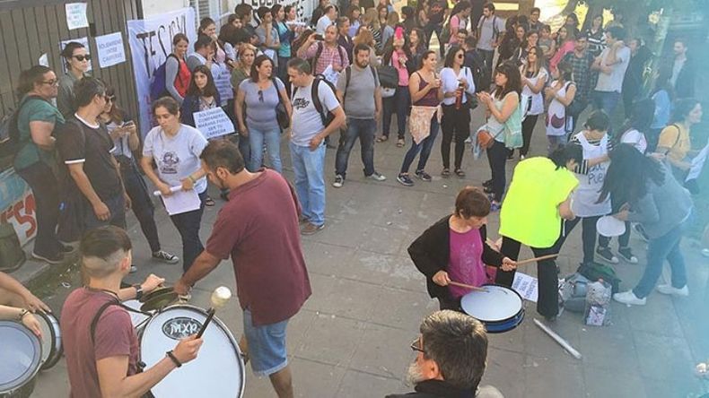 MARCHA. Los alumnos y docentes volvieron a manifestarse..