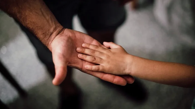 La creencia indica que sentir piquetes en las manos es dinero. Foto. Pexels..webp