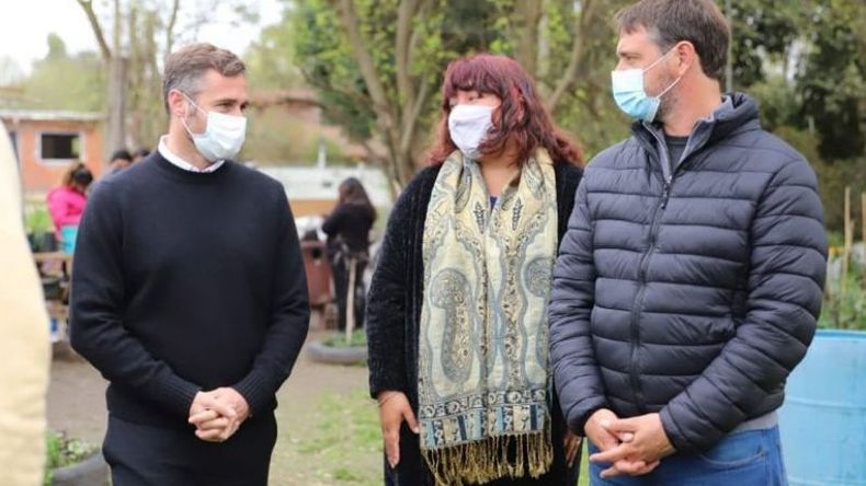 VISITA. Achával y Laurent, con la líder de la CCC local, Liliana Ruiz..