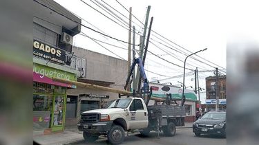 SIN CONTROLES. Las empresas aprovechan para extender sus tendidos..