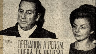 HISTORIA. Perón e Isabelita leyendo un ejemplar de Crónica, que ilustra la portada del libro.&nbsp;