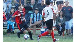 (ALEJANDRO CANO). CONDUCCIÓN. Maciel dirigió los ataques de Villa Rosa, ayer, ante Sportivo..