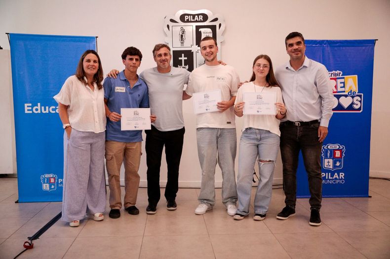 DIPLOMAS. Achával junto a educadores que forman parte de Tarea de Todos.
