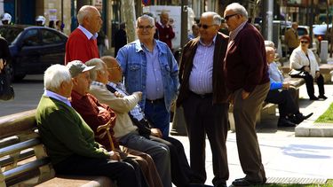 la poblacion argentina, una de las mas envejecidas y con mayores hogares unipersonales de la region