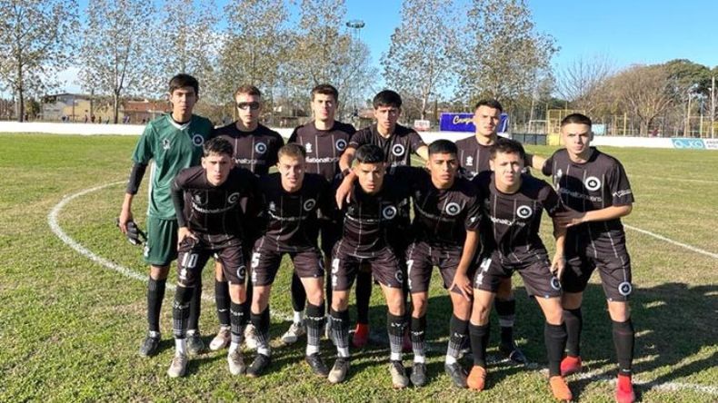 GANADOR. El once del Rey, que ganó en la cancha de Puerto Nuevo..