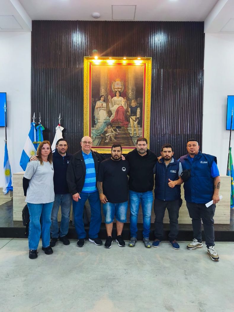 CONCEJO. El Concejal Silvio Rodríguez con los despedidos de ILVA.