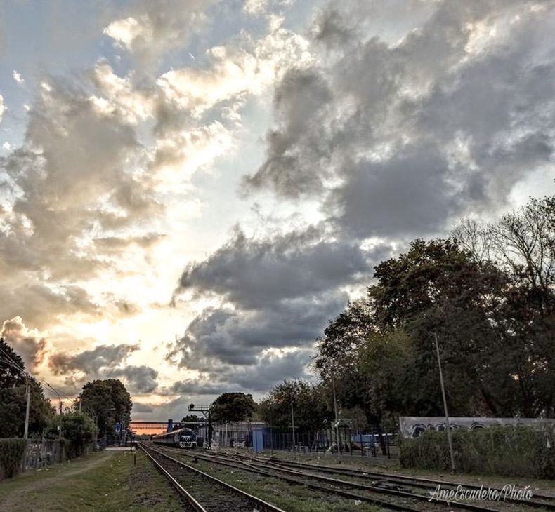 Las estaciones de tren y su encanto... Así se veía&nbsp;el paisaje de #EstacionElPalomar del #TrenSanMartin en esta tarde de martes de #otoño2023. Amelia Vivi Escudero / @AmeEscudero.&nbsp; &nbsp;
