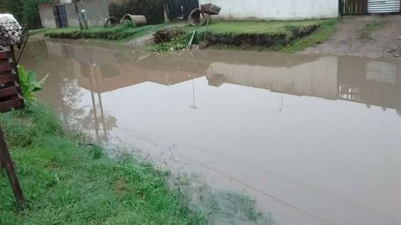 La calle Paraguay se inunda cuando llueve y es clave para el corredor seguro..