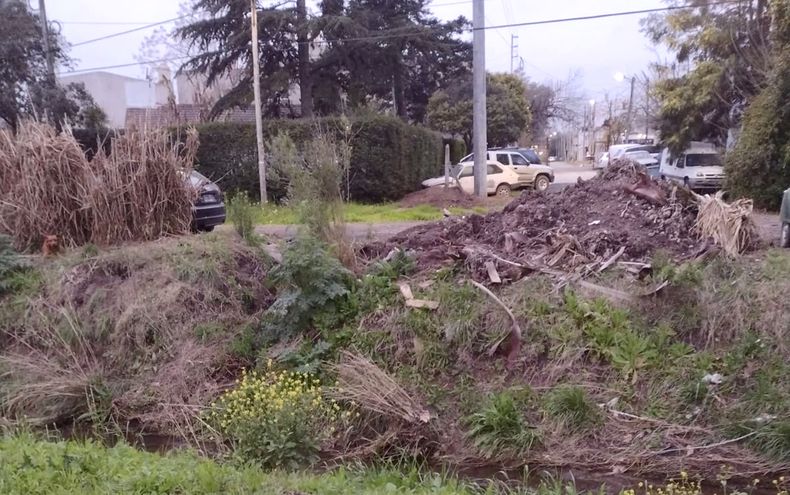 Puente peatonal de cemento, hormigón solicitado, en Lobería y Navarro. Transita gente hacia el Parque Industrial, colegios, transporte público. Reclamamos puente peatonal. Vecinos de Villa Alpina II.