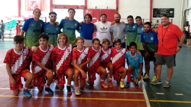 EMOCIÓN. Los chicos de la 2007 de Sportivo mezclados con la 2006 y los papás..
