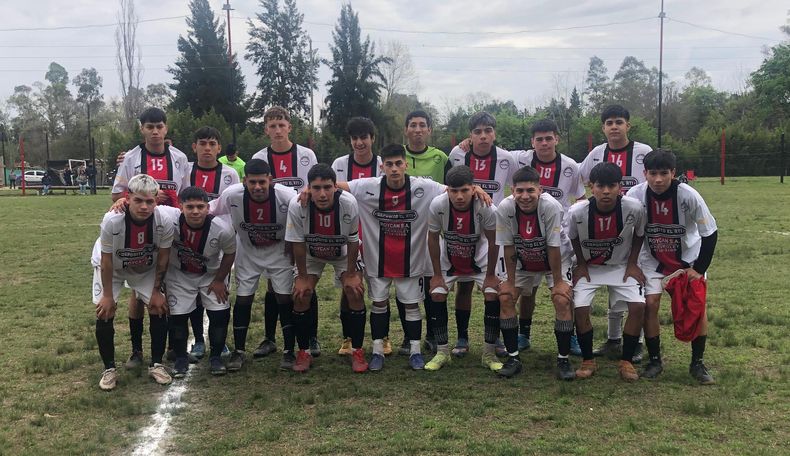 ESCOLTA. La categoría Sub 21 de Villa Rosa se estrenó en casa con una goleada.