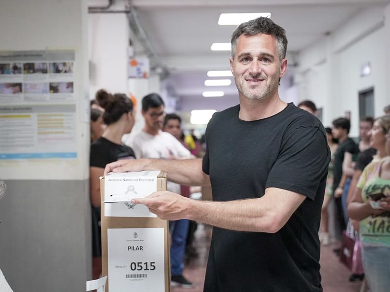 Achával emite el voto. Destacó los 40 años de democracia en nuestro país.