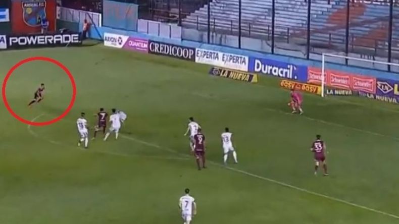 El jugador de Lanús está en offside al marcar el segundo gol..