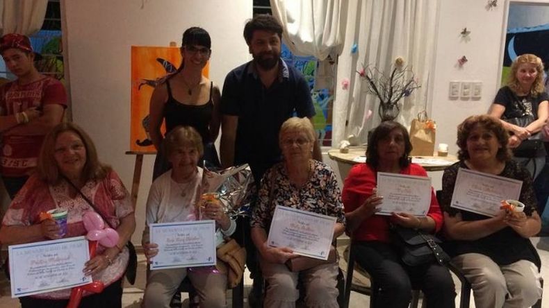 LAS PINTORAS DEL BARRIO. El grupo presentó sus trabajos..