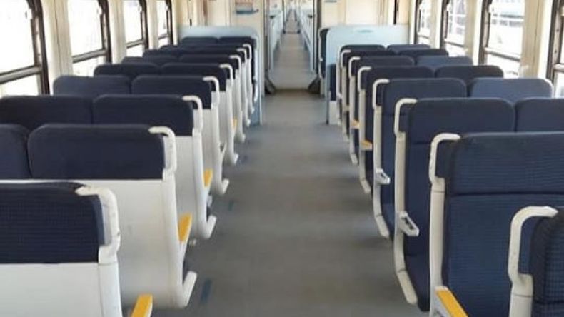 Para la gente que habla de la suciedad del tren. Así sale una formación limpia del lavadero. Y así las dejan en el primer viaje que sale al servicio. Entonces quienes son los mugrientos? Marcelo Javier Rago..