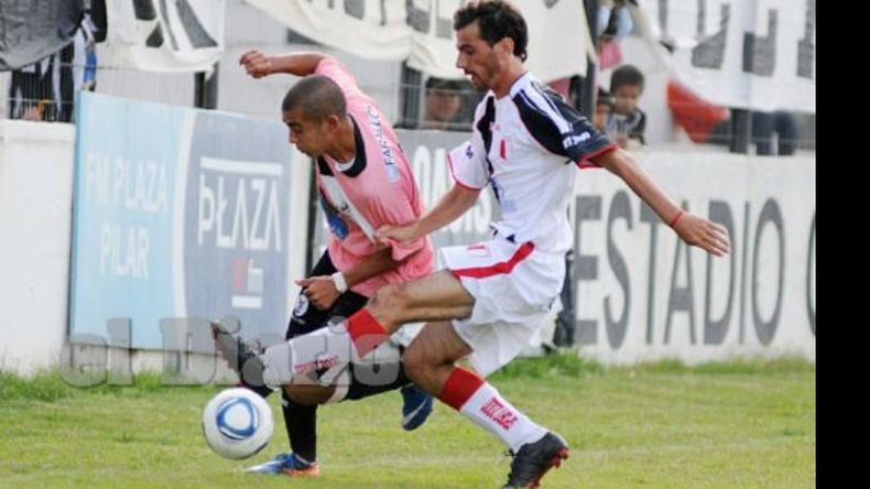 Riquelme trata de esquivar la marca..