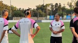 Chacón en la charla previa al entrenamiento del Monarca. Chacón en la charla previa al entrenamiento del Monarca.