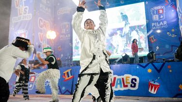 miles de personas disfrutaron de la primera noche de carnaval