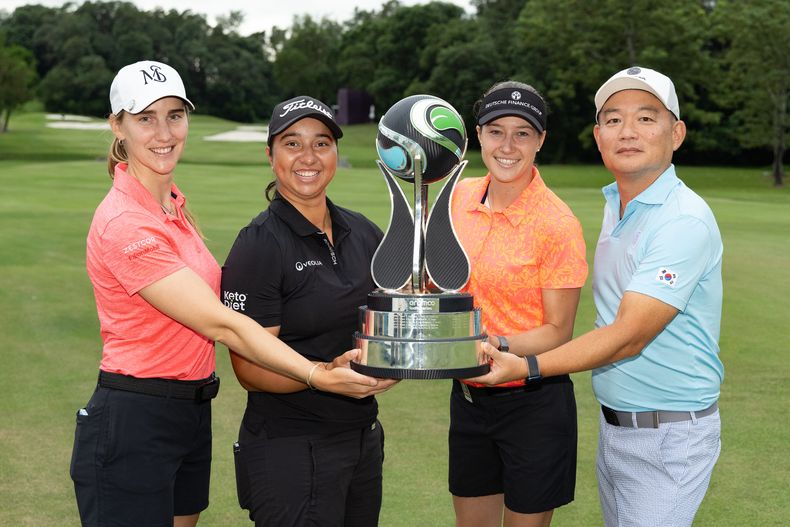 Magdalena Simmermacher junto a Kristyna Napoleaova , Laura Fuenfstueck y el aficionado John Hyun.
