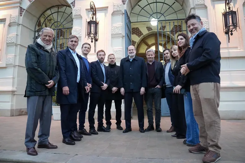 CON RESPALDO. Federico Achával junto a la liga de intendentes que se presentó esta semana.