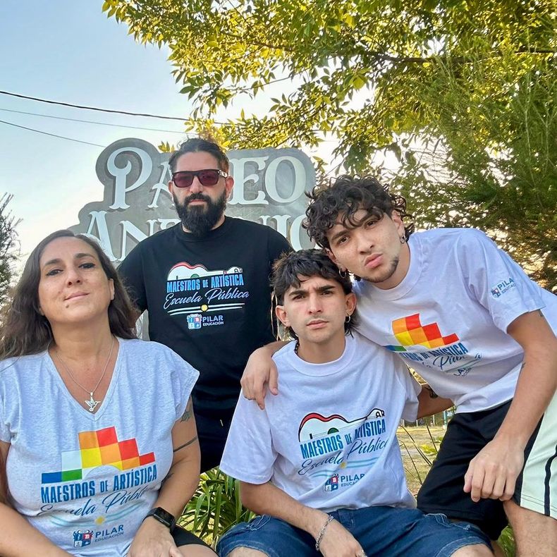 EN GRUPO. La familia Gómez Galiano, lista para Cosquín.