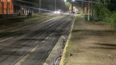 Quería compartirles algunas imágenes de la obra de repavimentación que está llevando a cabo el Municipio en La Lonja y que comenzó el lunes. Abarca la totalidad de la calle Saraví, desde Ruta 8 hasta el barrio La Peregrina, incluyendo también las calles Posadas, San Mateo y Comodoro Rivadavia. En total son 3.200 metros de asfalto nuevo. Federico Valenzuela.&nbsp; &nbsp;