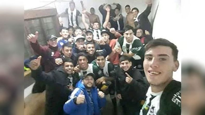 VESTUARIO. El plantel de Abrojal festeja un triunfo clave para estar en la pelea..