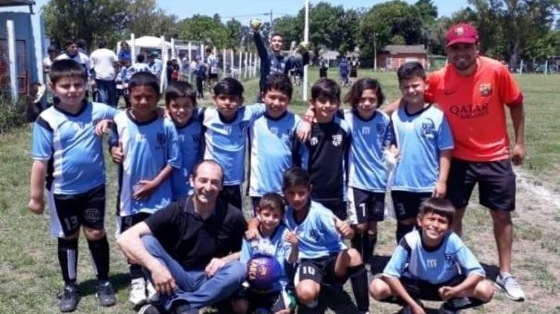 UNIDOS. La 2010 del Poli posa junto a su padrino Pedro Palavecino (sentado)..