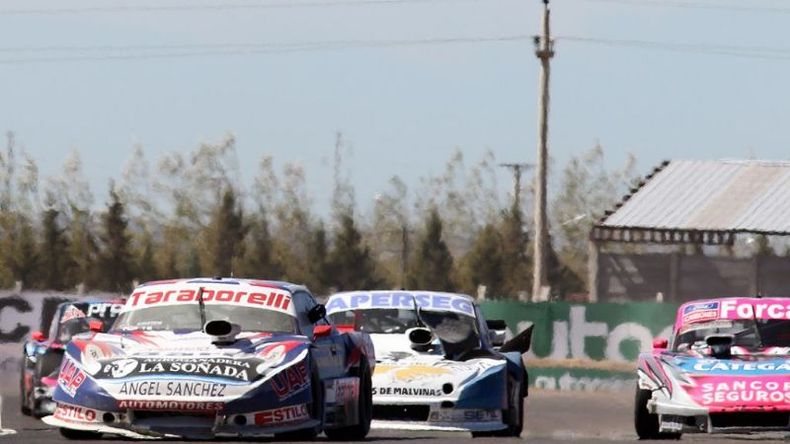 Los autos de Vázquez, Tufaro y Lynn, con evidencias de la dura batalla en que se convirtió la final del TC Pista..