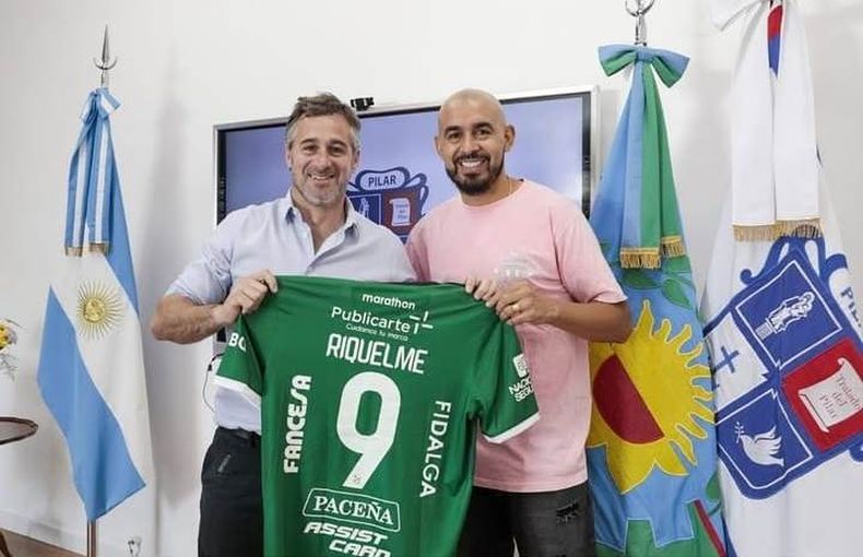 CAMISETA Achval posa con la 9 junto al Pjaro Riquelme