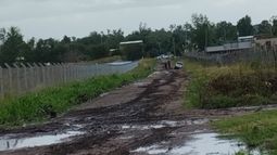 Así estamos en La Lonja, Pilar. Cuando llueve no podemos salir de nuestras casas. Mucho menos recibir ayuda si estamos en una emergencia. Los patrulleros se encajan, ¿qué pasa si un día necesitamos una ambulancia urgente? Nuga Conca / @NugaConca.