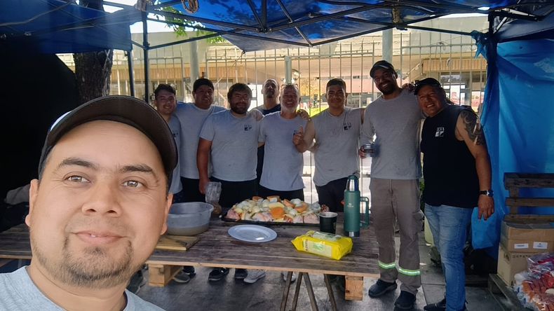 ACAMPE. Marcelo Barrionuevo y sus compañeros, este sábado, en la puerta de ILVA.