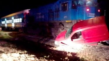 La familia se transportaba en una Berlingo y no advirtió el paso del tren.