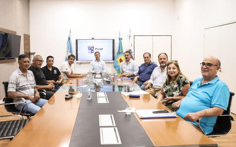 SALARIOS 2024. Achával y parte de su gabinete junto con los gremios municipales.