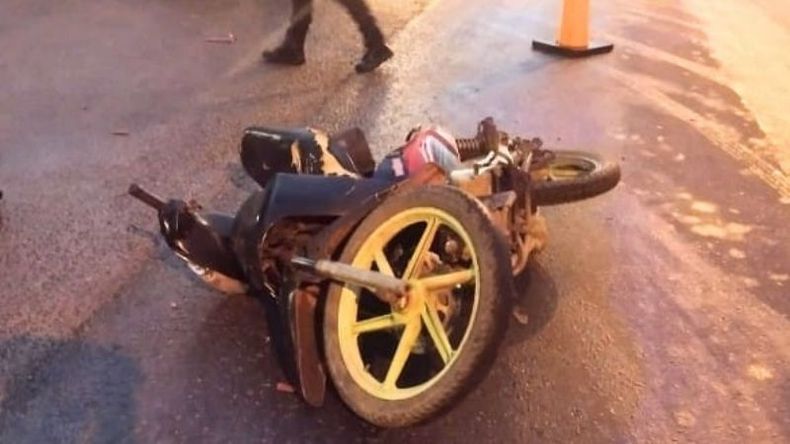 El motociclista sufrió lesiones torácicas y en miembros superiores a causa del accidente. .