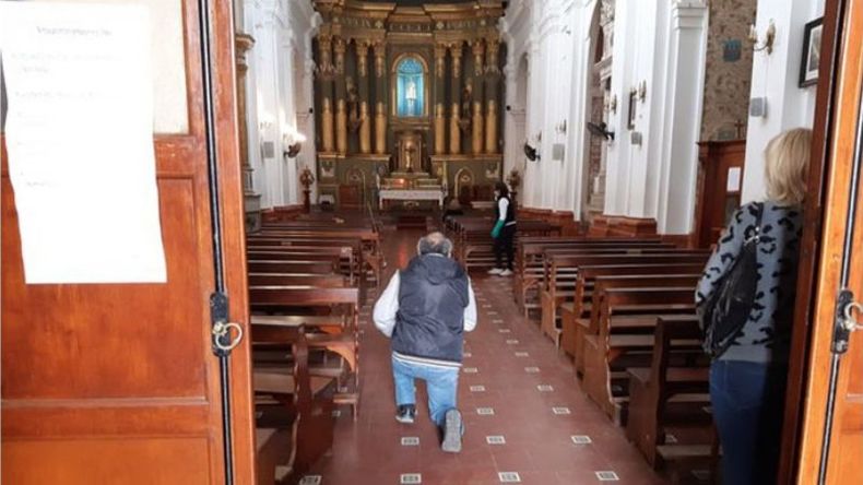INDIVIDUAL. Este lunes, algunos fieles volvieron a ingresar a la parroqia..