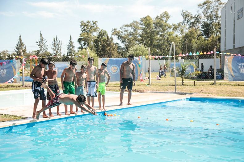 AL AGUA. Las piletas de los clubes municipales son el alma del programa de verano.