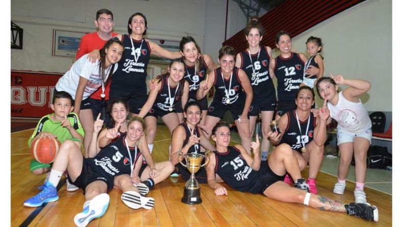 NÚMERO 1. Las chicas de Derqui posan con la copa de campeón..