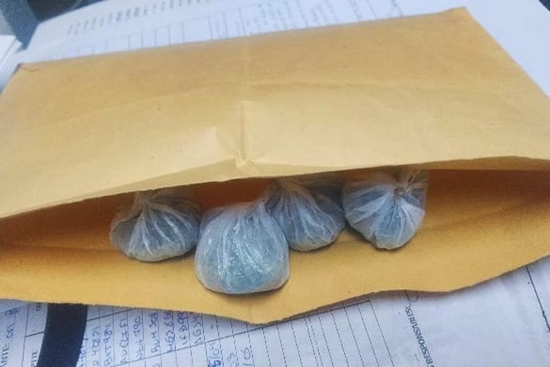 La droga hallada entre las pertenencias de los detenidos.&nbsp;