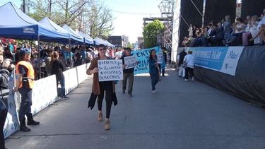 DERECHOS. Los jubilados derquinos reclamaron en pleno desfile..
