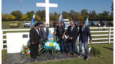 HOMENAJE. La ofrenda floral de las autoridades a los caídos en la guerra..